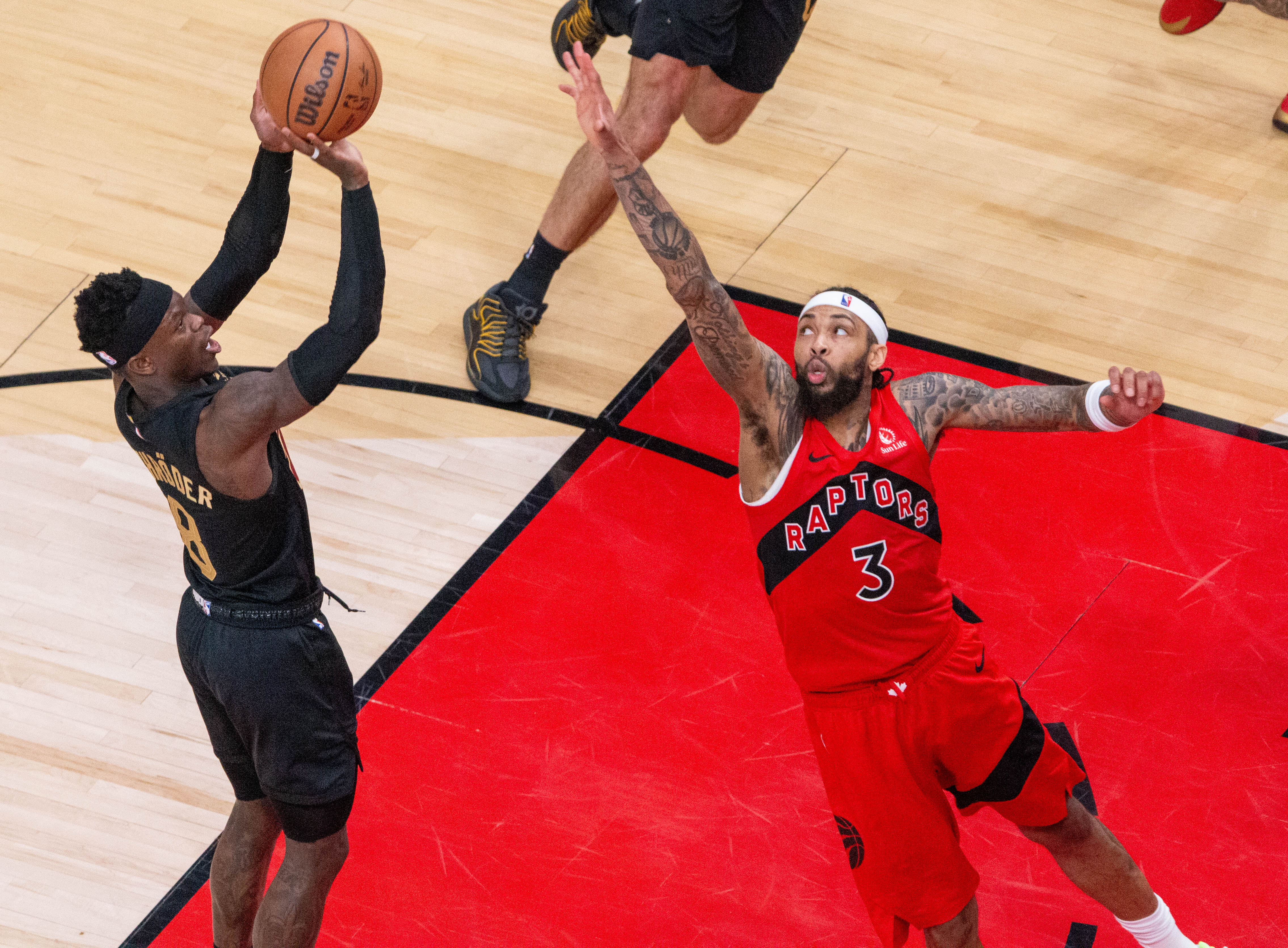 TORONTO (CANADÁ), 26/04/2026.- Dennis Schroder (i) de los Cleveland Cavaliers disputa el balón con Brandon Ingram de los Toronto Raptors este domingo, en un partido de la NBA entre Toronto Raptors y Cleveland Cavaliers en el Scotiabank Arena de Toronto (Canadá). EFE/ Julio César Rivas