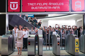 CIUDAD DE MÉXICO (MÉXICO), 26/04/2026.- Fotografía cedida por la Presidencia de México, de la mandataria Claudia Sheinbaum, durante un acto protocolario este domingo en Ciudad de México (México). Sheinbaum inauguró el tren ‘Felipe Ángeles’ que conectará a la capital con los estados de México e Hidalgo, en el centro del país. Cortesía EFE/Presidencia de México